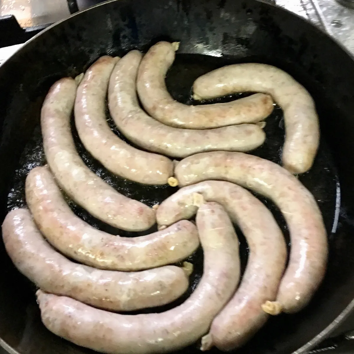 rohe Bratwürste am braten